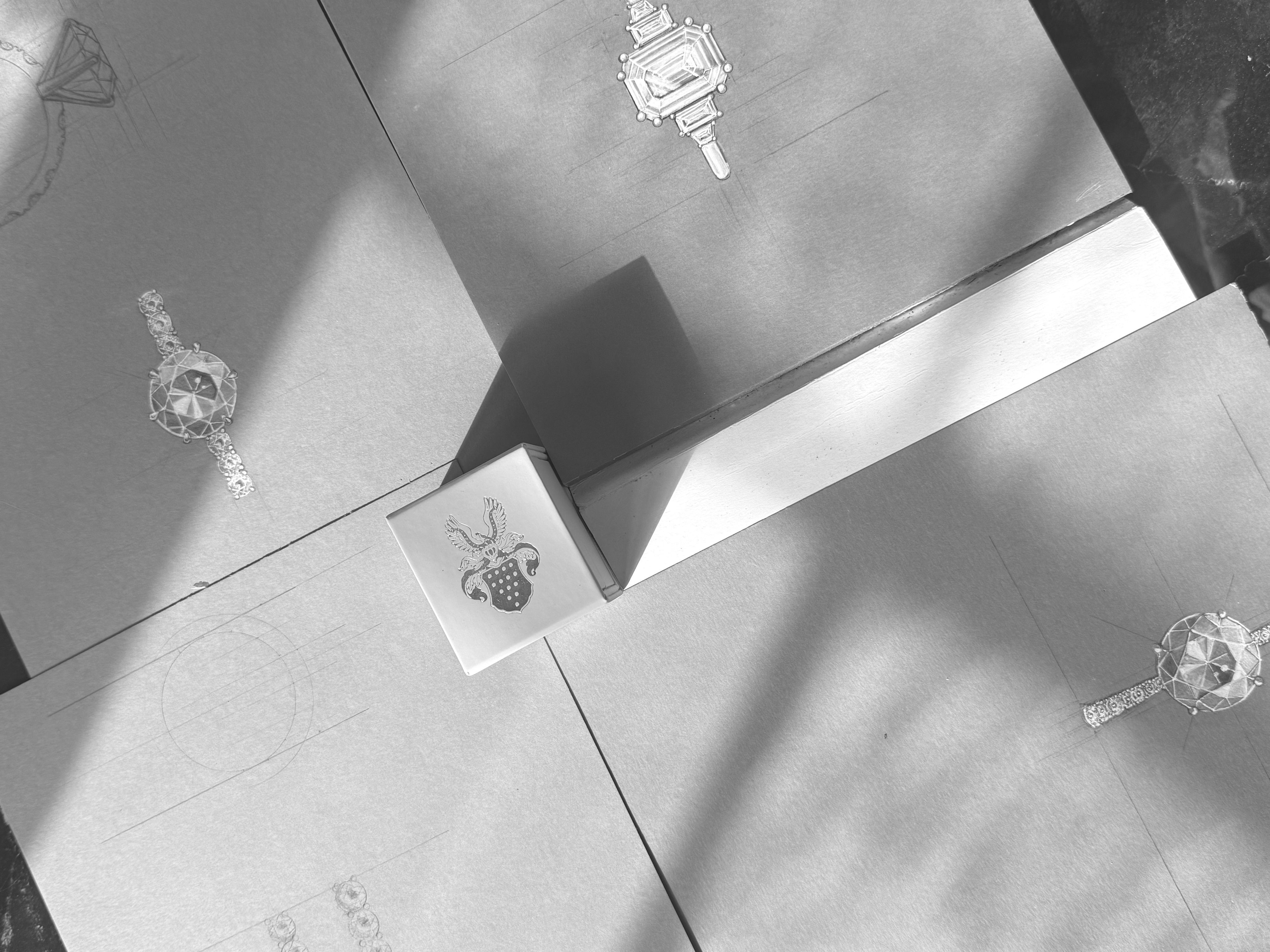 Skitser, våbenskjold og en emerald cut diamantring