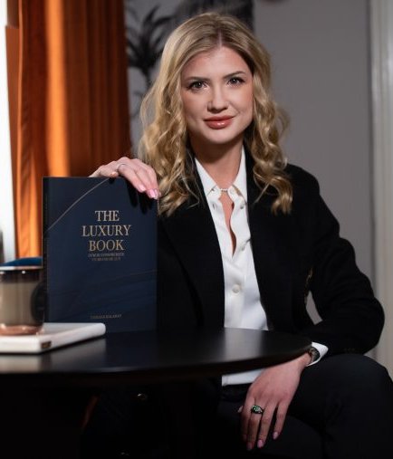 Portræt af Tania Balaban med bogen The Luxury Book