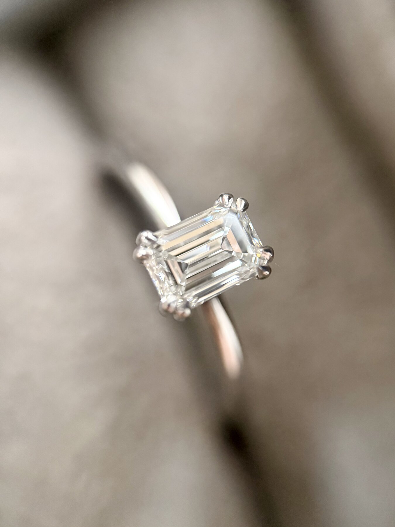 Solitairering med emerald cut diamant i hvidguld