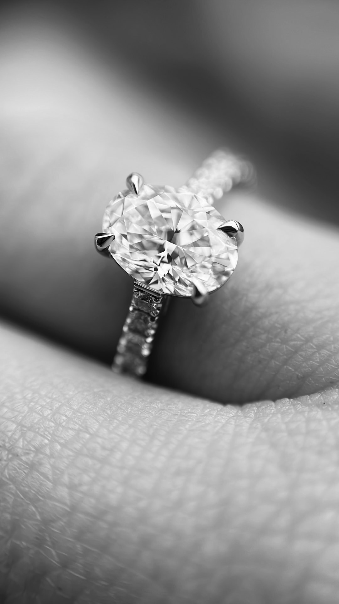 Alliancering med rækker af brillanter sammen med glat ring