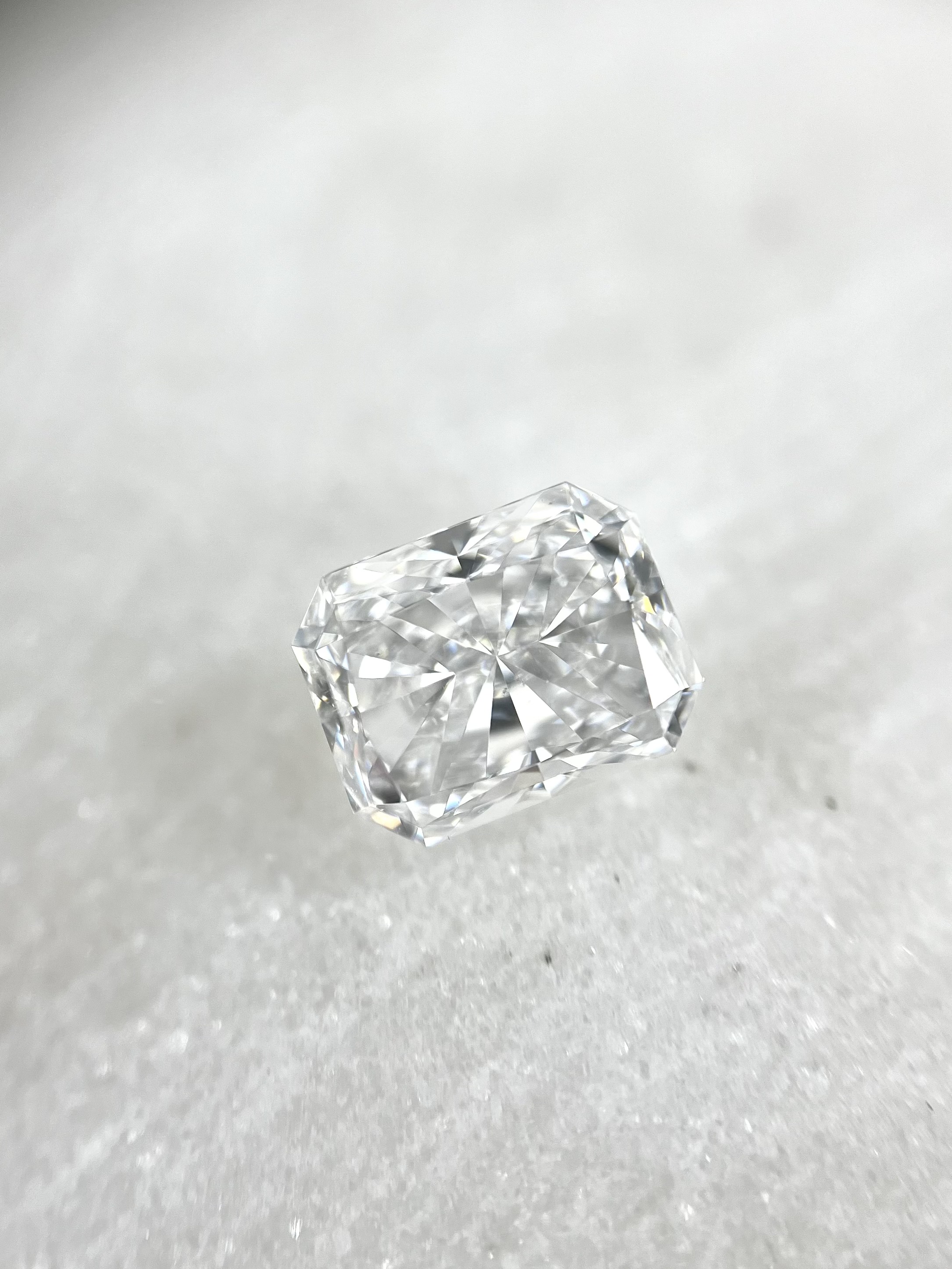 Naturlig radiant cut diamant
