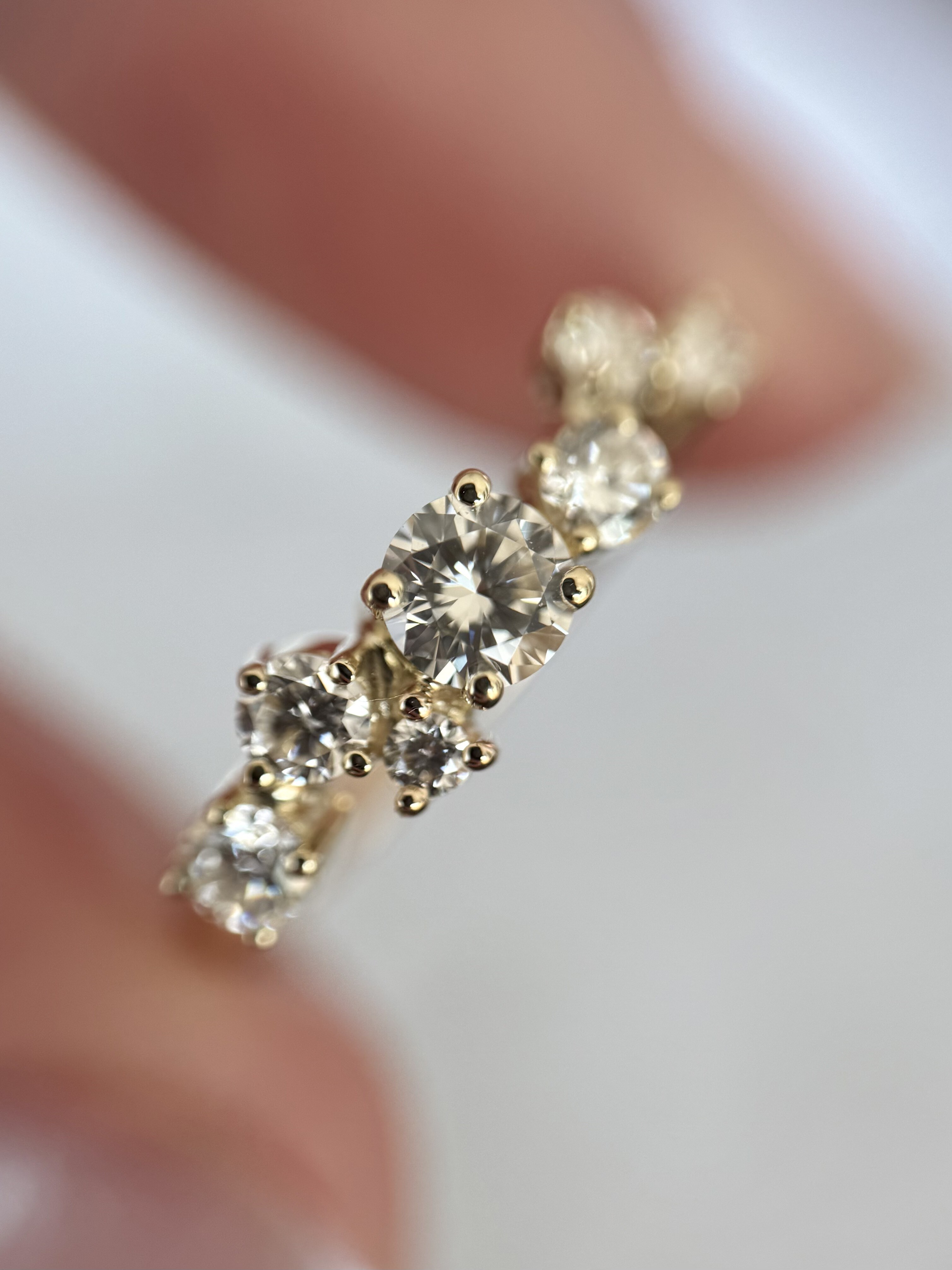Cluster-ring med naturlige diamanter i gulguld