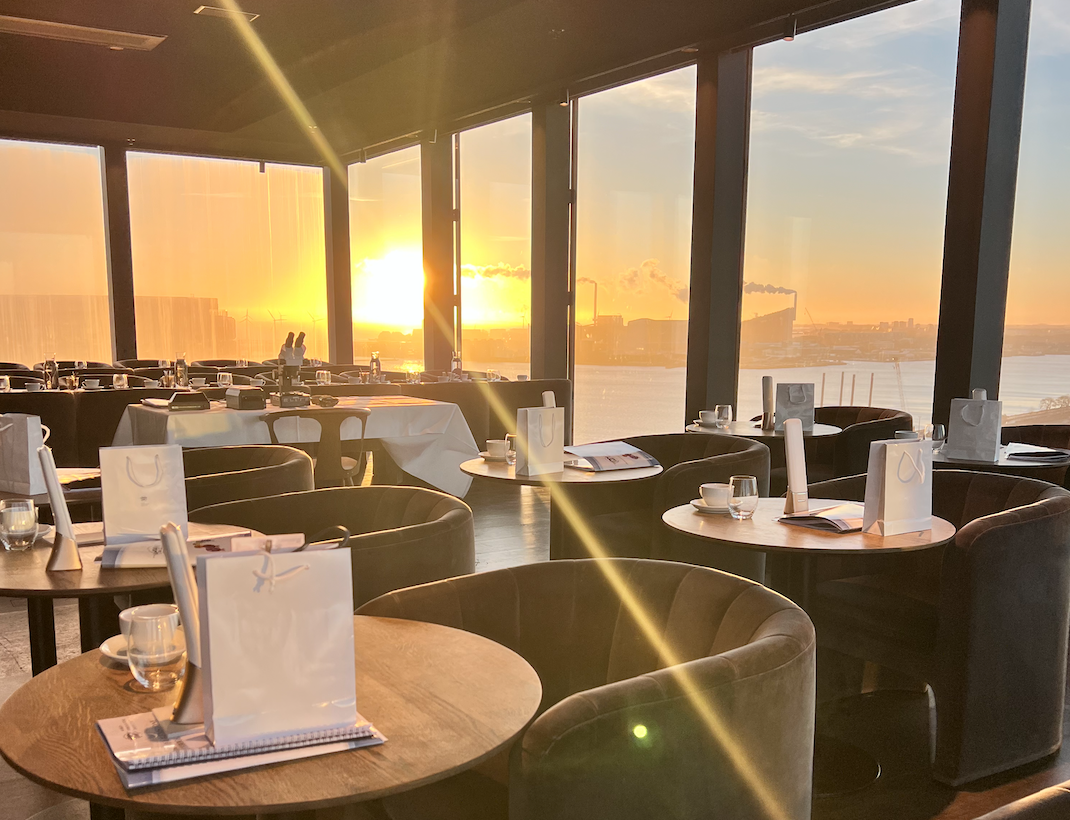Lokalet ved solnedgang med materialer klar på bordene