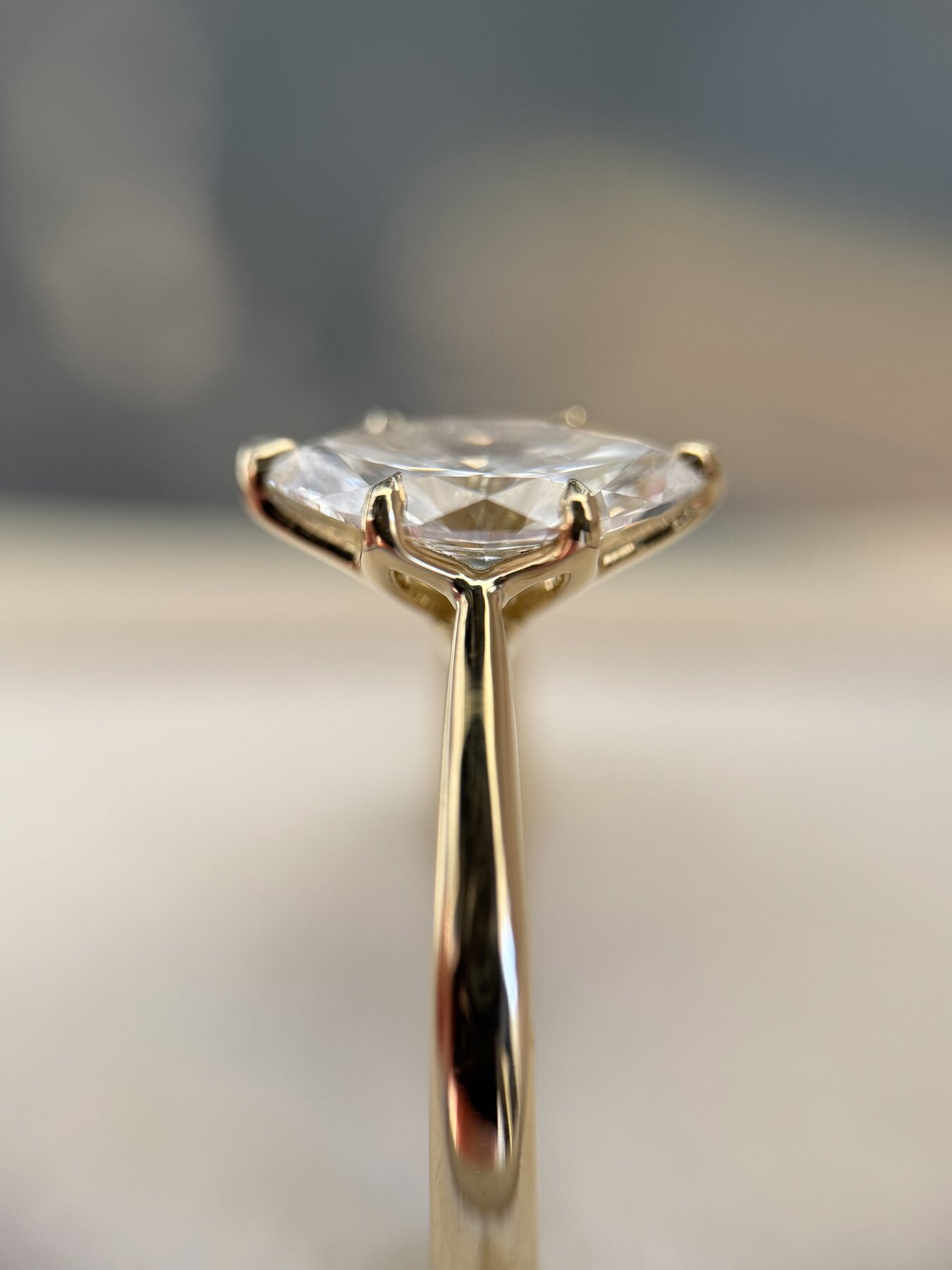 Solitairering med marquise diamant i gulguld