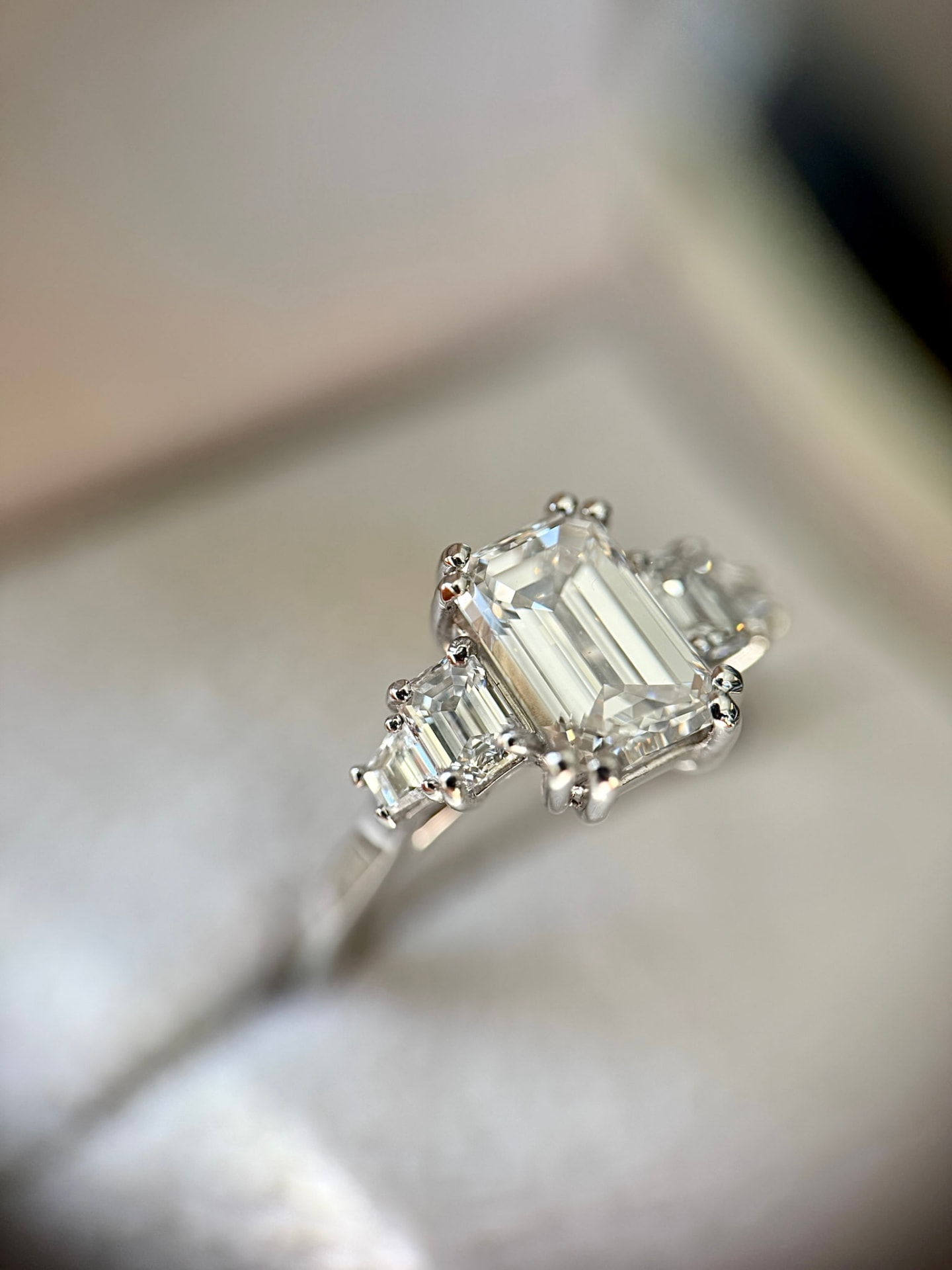 Håndlavet ring med emerald cut diamanter