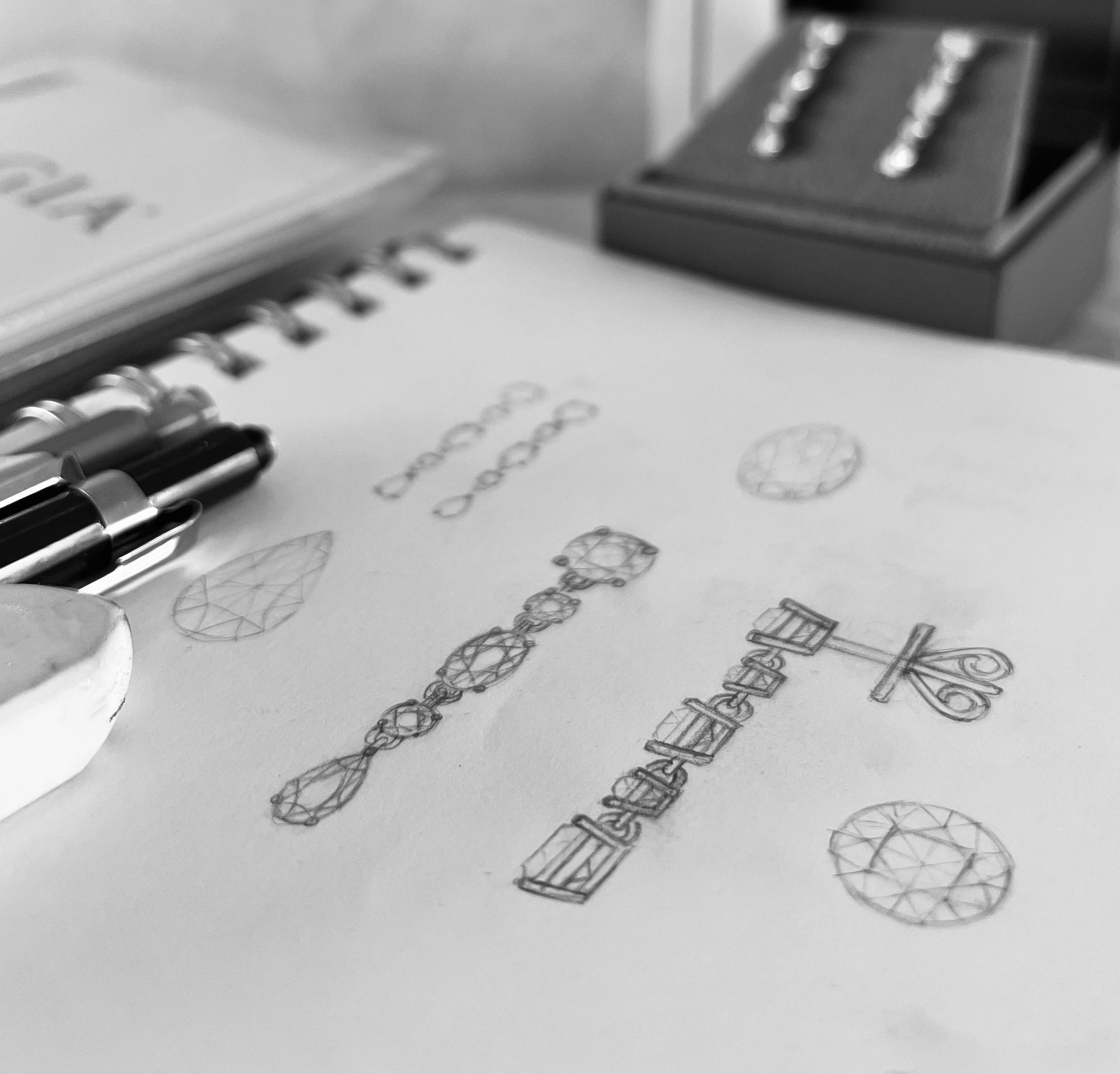 Håndtegnede designskitser af smykker i sketchbook
