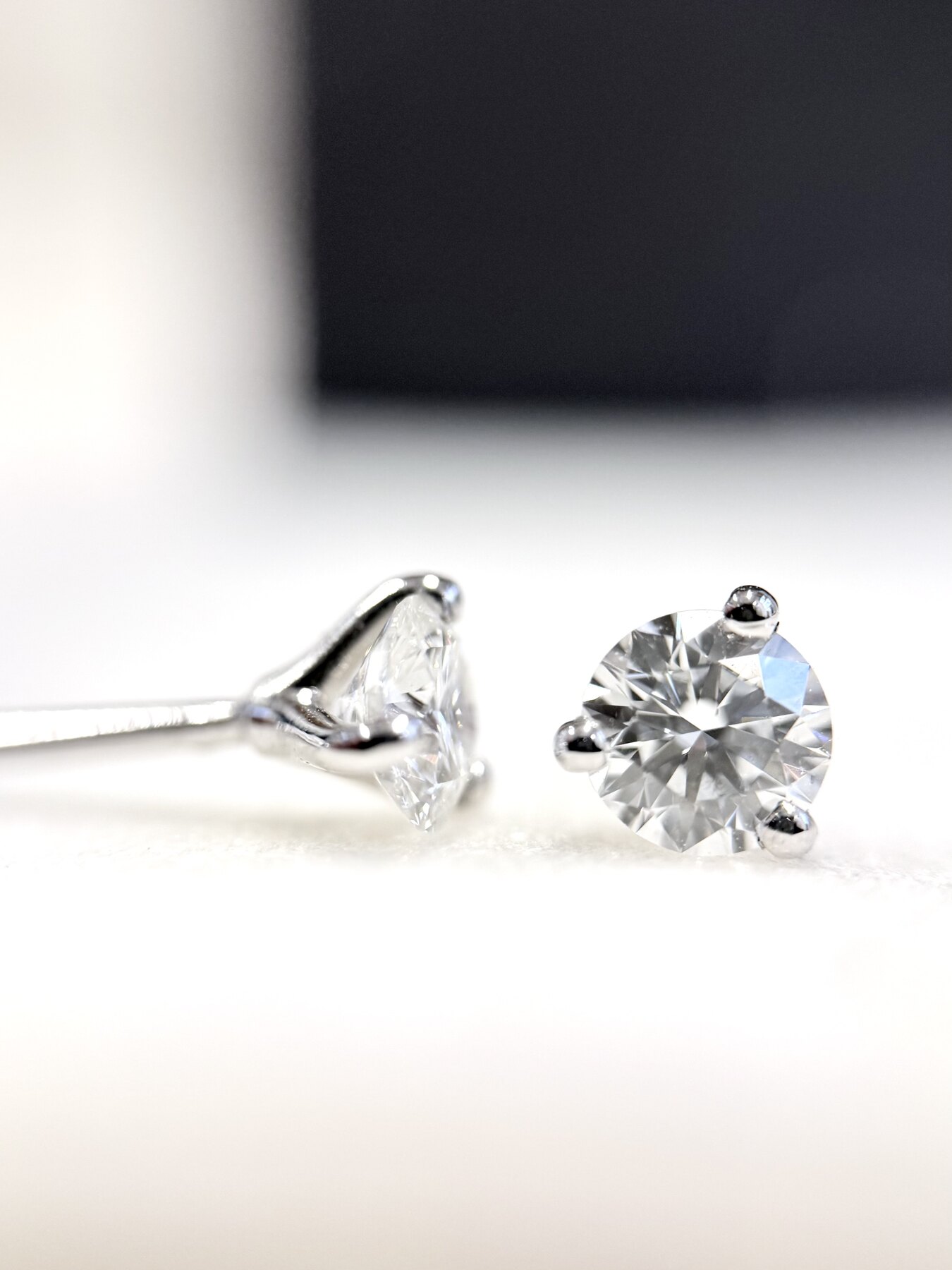 Et par diamantstikkere i hvidguld