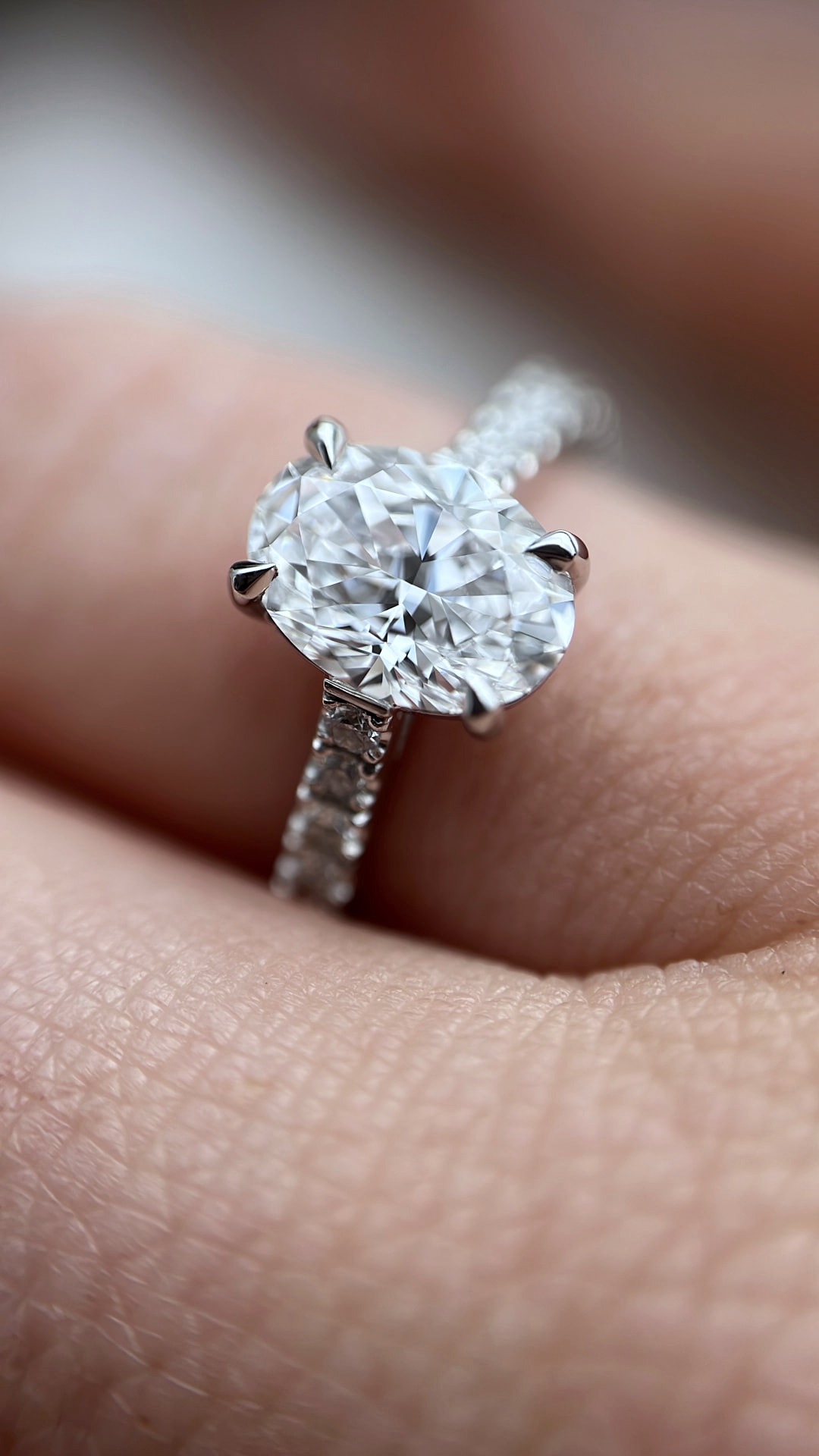 Oval diamant i håndlavet solitaire ring med diamskinnende ræmme
