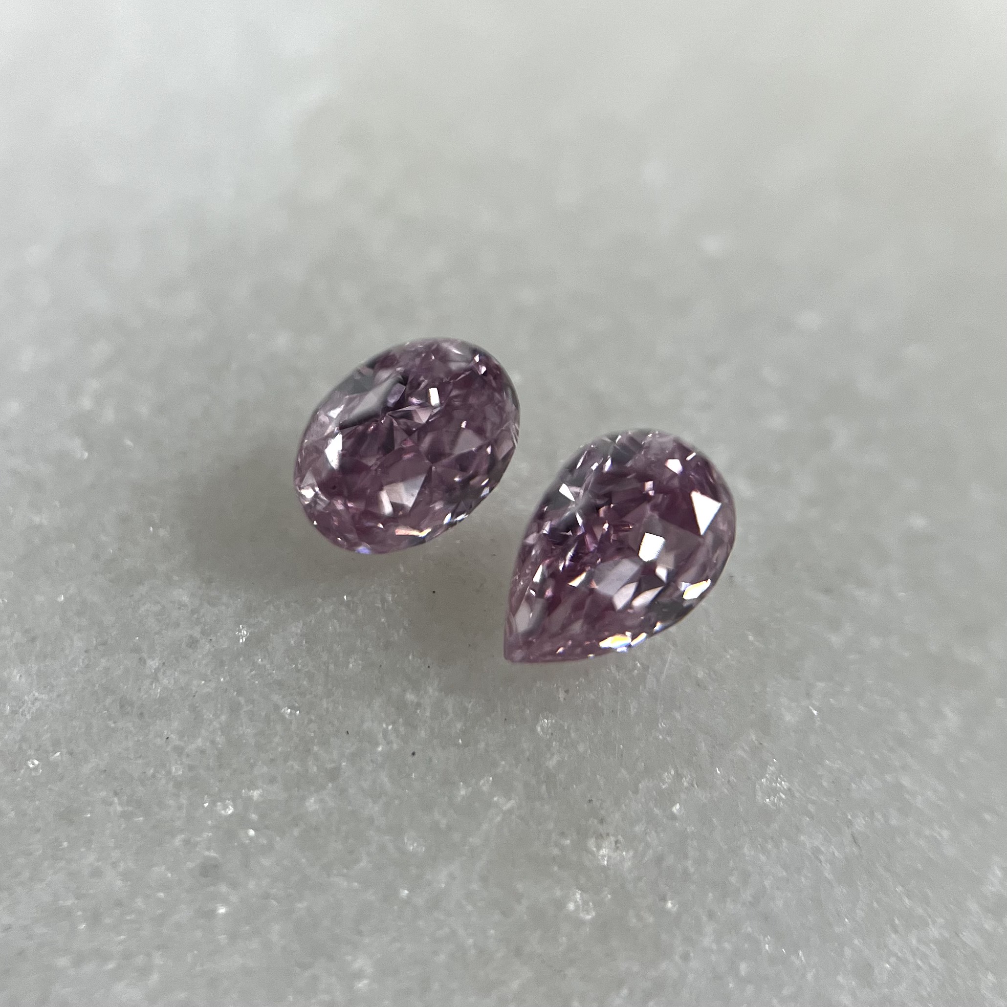 To naturlige pink diamanter i oval og dråbeslib